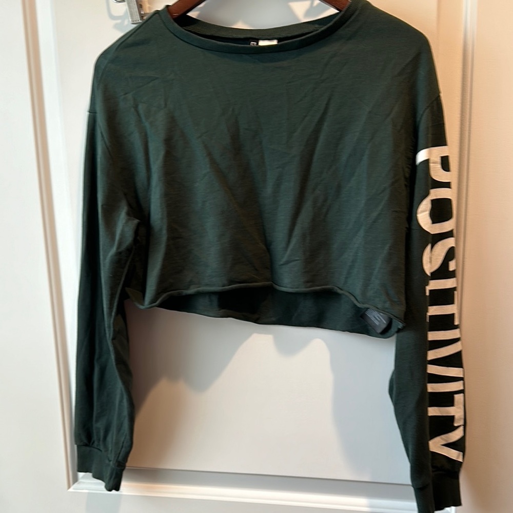 🛍️ 3 for $20 🛍️ H&M Green Long Sleeve “Positivity” Crop Top